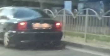 В Мариуполе разыскивают водителя, привязавшего собаку к машине: полиция ДНР начала проверку