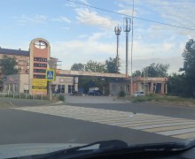 Всё под контролем», но бензин приходится искать: что происходит на заправках Мариуполя
