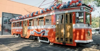 В Мариуполе к майским праздникам на линию вышел ретро-трамвай
